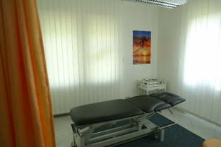 Behandlungsraum mit Therapieliege