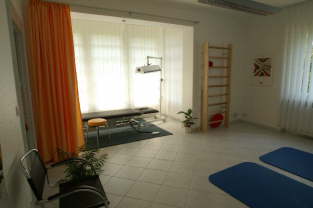 Übungsraum mit Sprossenwand und Matten